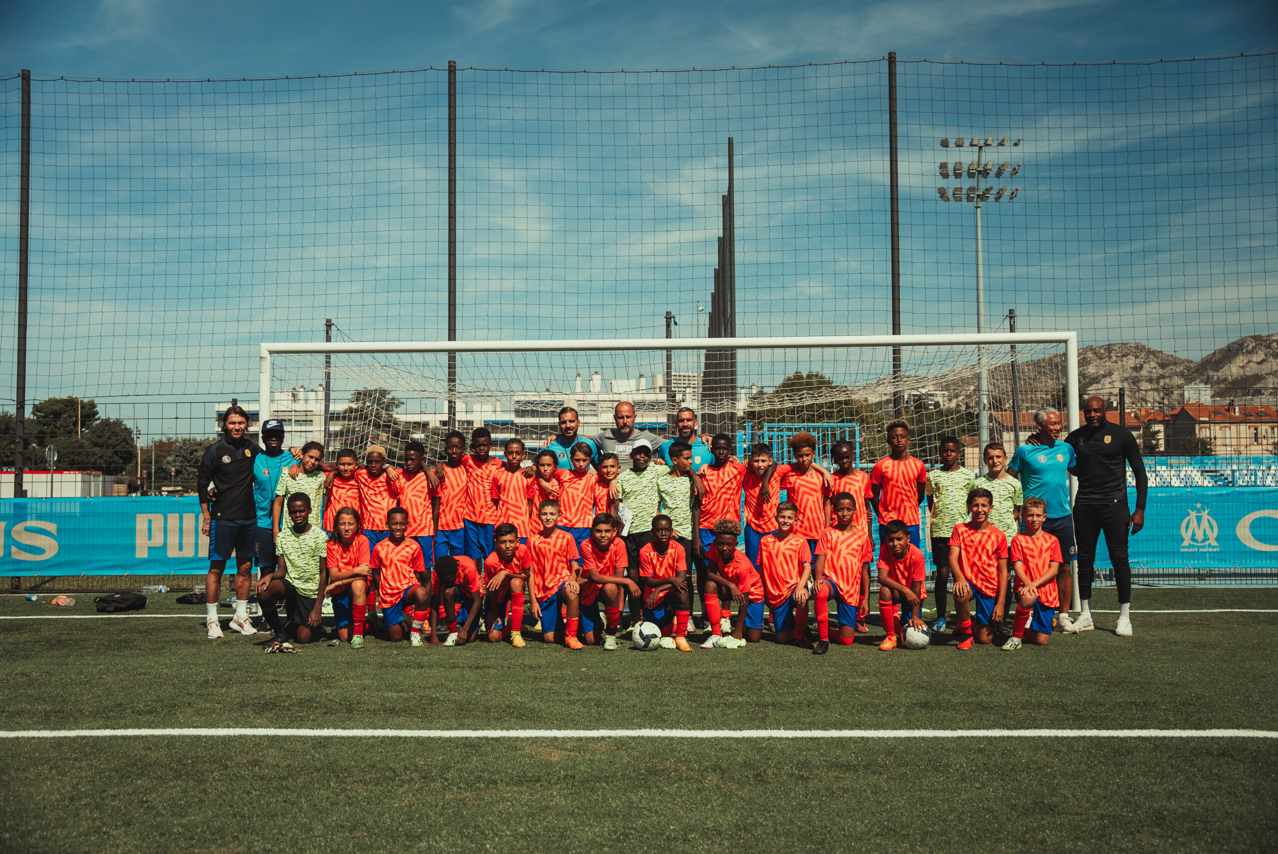 Les joueurs et encadrants réunis lors de la rencontre Team France Champion’s Cup × Olympique de Marseille en 2023